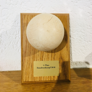 Boßlerplakette mit Kugel und Schild