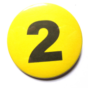 Button 59mm mit Zahlenreihe gelb