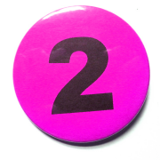 Button 59mm mit Zahlenreihe pink