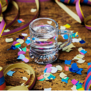 Schnapglas mit Henkel 2cl zum Umhängen mit Kordel